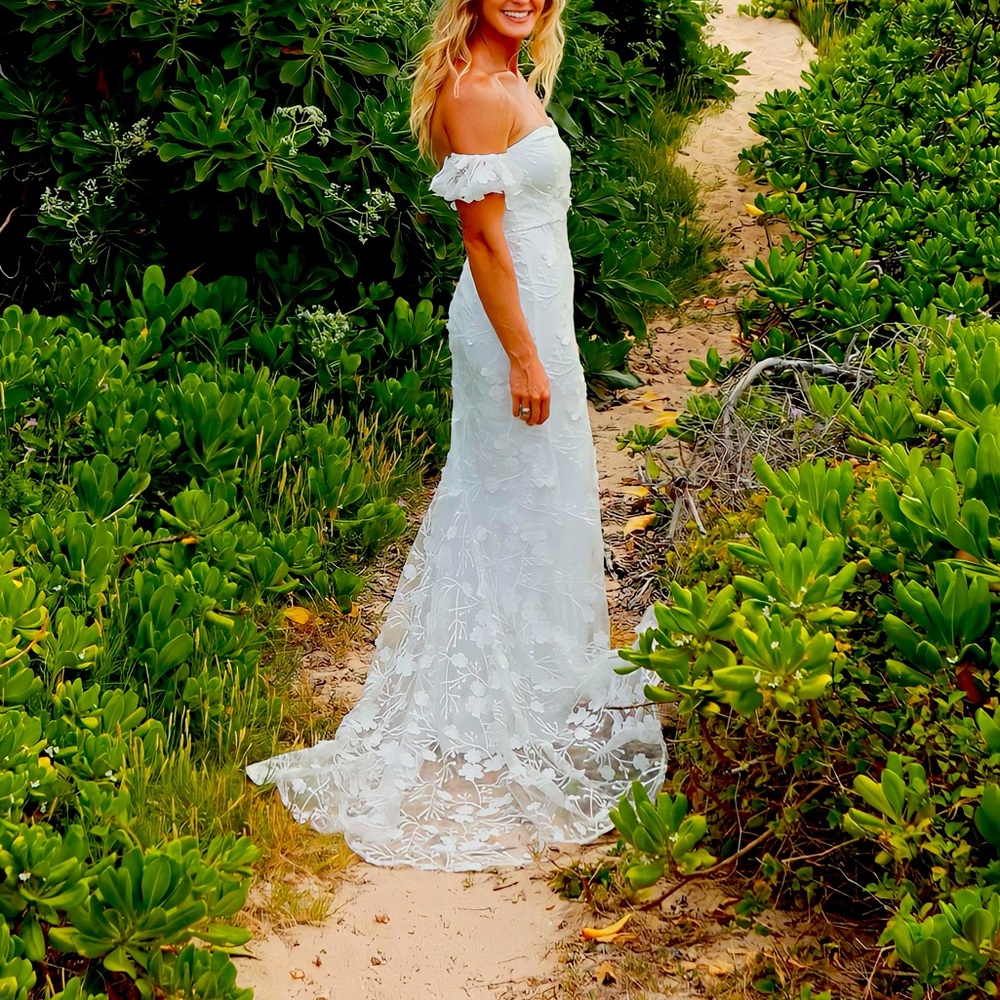Ruffle sleeve wedding dress